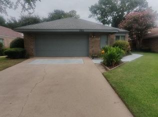 14822 Le Grande Dr, Addison, TX 75001