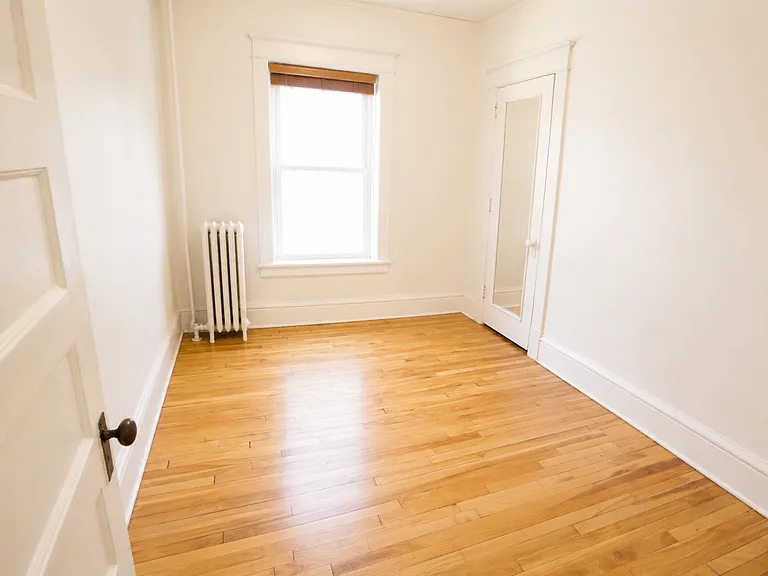 Oxford Street Apartments — Photo 12