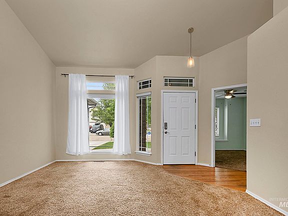 3rd image of 899 Blue Grass Way