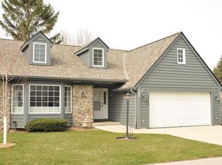 3845 S Oakridge Ct, Milwaukee, WI 53228