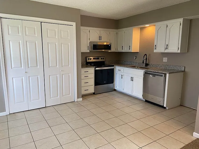 1102 Pine Ct #D — Photo 3
