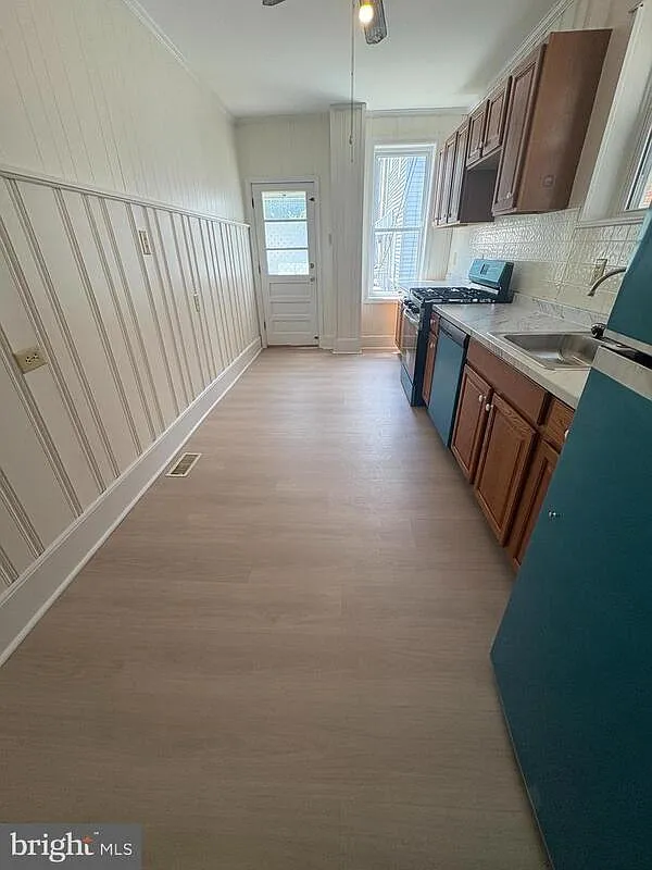 3 bed, 1.0 bath, 1066 sqft, $1,900 — Photo 2