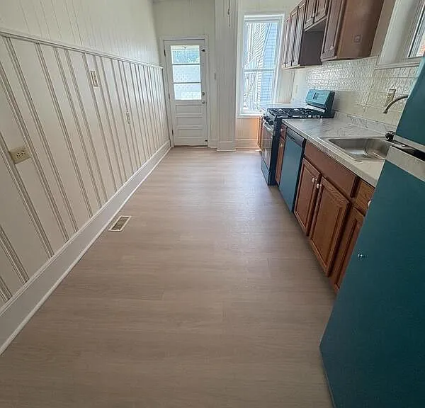 604 Hunter St — Photo 2