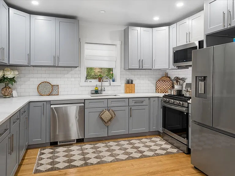 25 Van Duzen Pl #1 — Photo 8