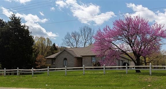 3rd image of 330 E Woodlawn Dr