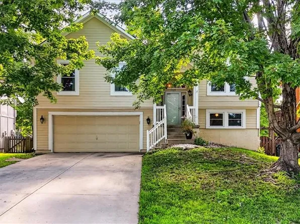 1028 N Crest Dr, Olathe, KS 66061