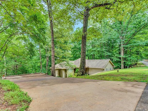 4th image of 704 Forest Lawn Dr