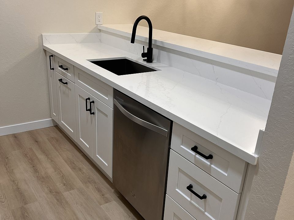 Brand new beautiful kitchen! Be the first to use the cabinets and drawers!
