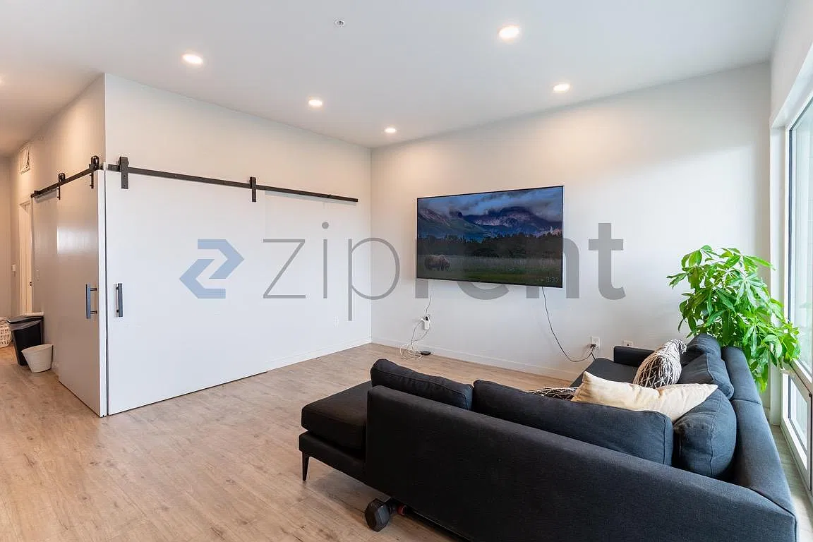 1 bed, 850 sqft, $1,999 — Photo 3