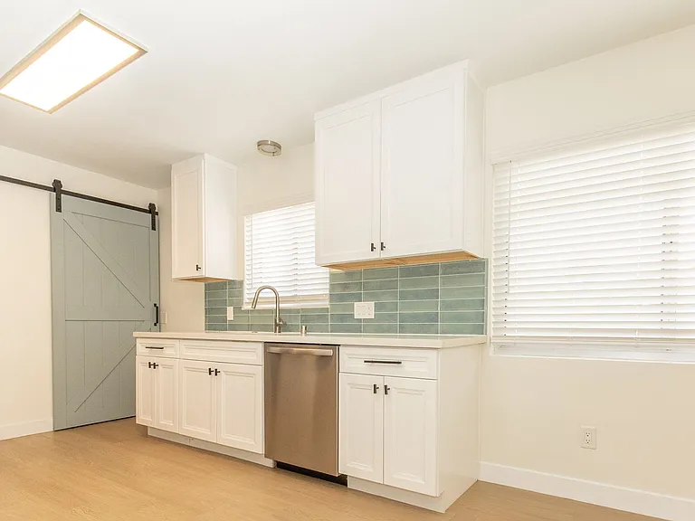 Remodeled 2 Bedroom/ 1 Bath Apartment Near Strand Beach in Oceanside! — Photo 5