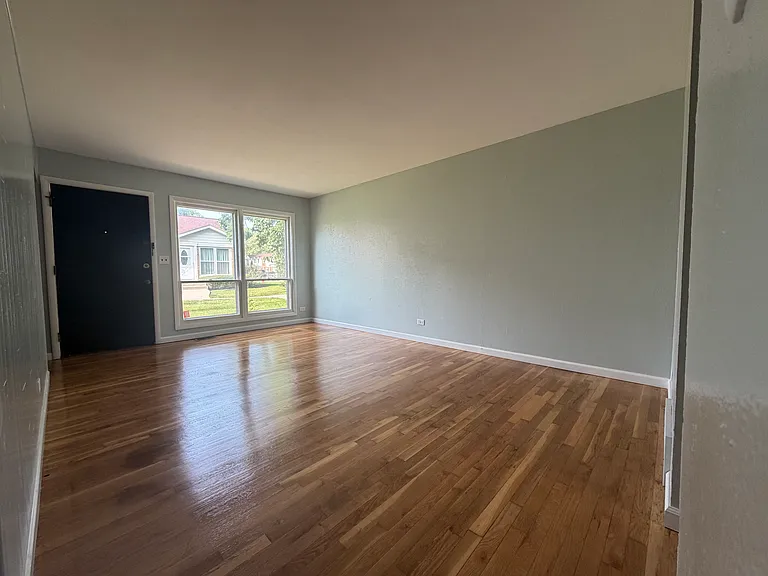 1068 Bristol Ct — Photo 3