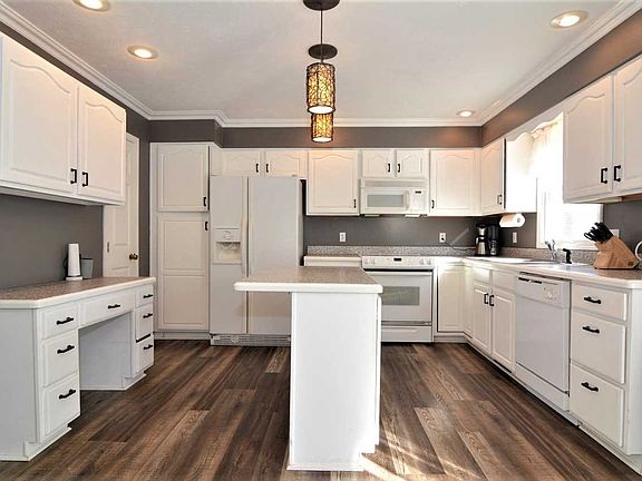 5th image of 404 Huntwood Ln