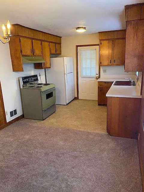 3 bed, 1.0 bath, 945 sqft, $1,025 — Photo 3