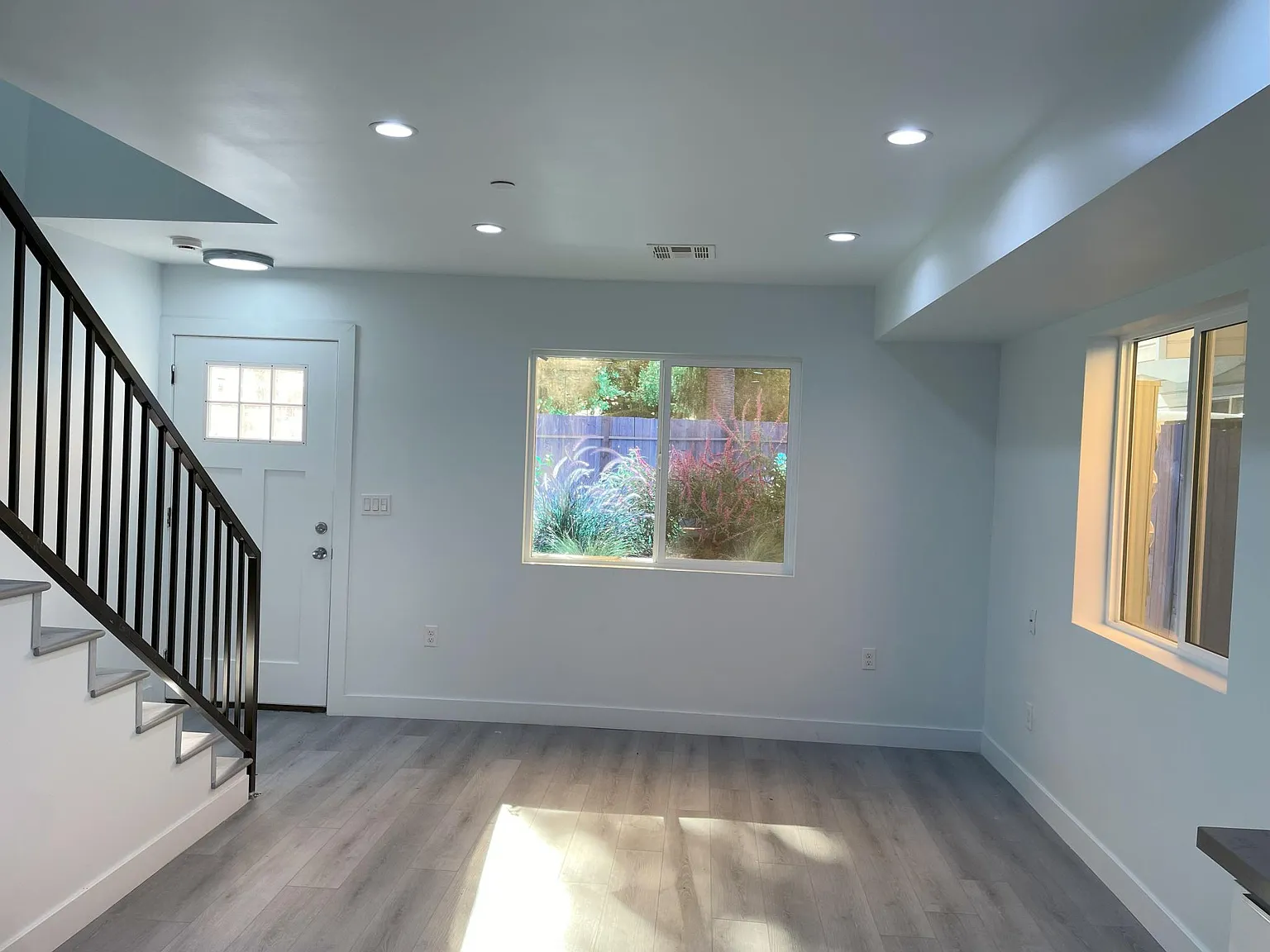3 bed, 1175 sqft, $2,990 — Photo 3