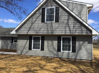 41 Roving Rd, Levittown, PA 19056