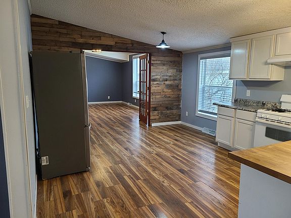 5th image of 2050 Four Seasons Dr #127