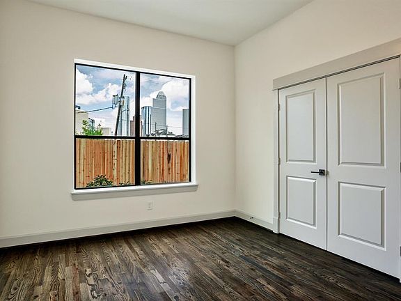 First floor has a room that can be a bedroom or an office/study with an en-suite bathroom. Solid oak floors and 10-foot ceilings.