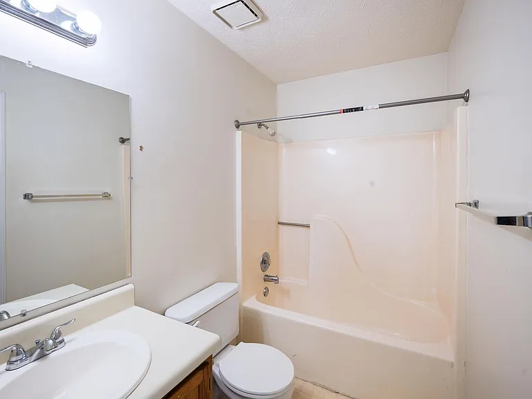 5640 Waterford Ct — Photo 18