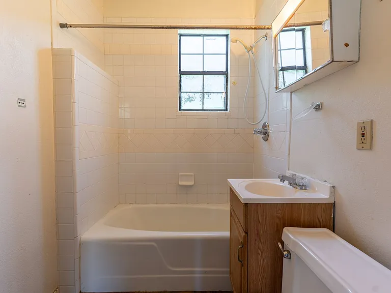 517 SW 26th St — Photo 4