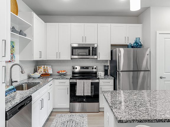 4th image of 814 Claremont Ave #5211