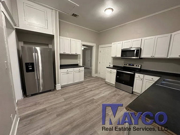442 Robinson Pl — Photo 3