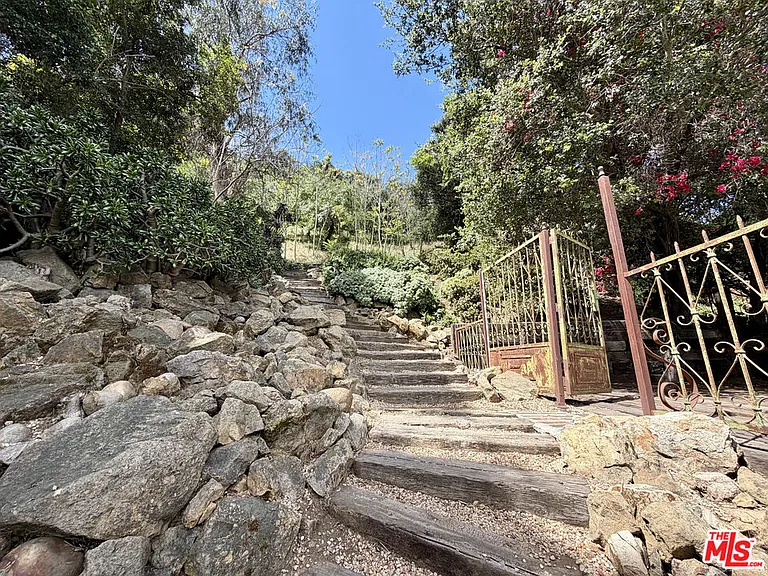 6871 Pacific View Dr — Photo 23