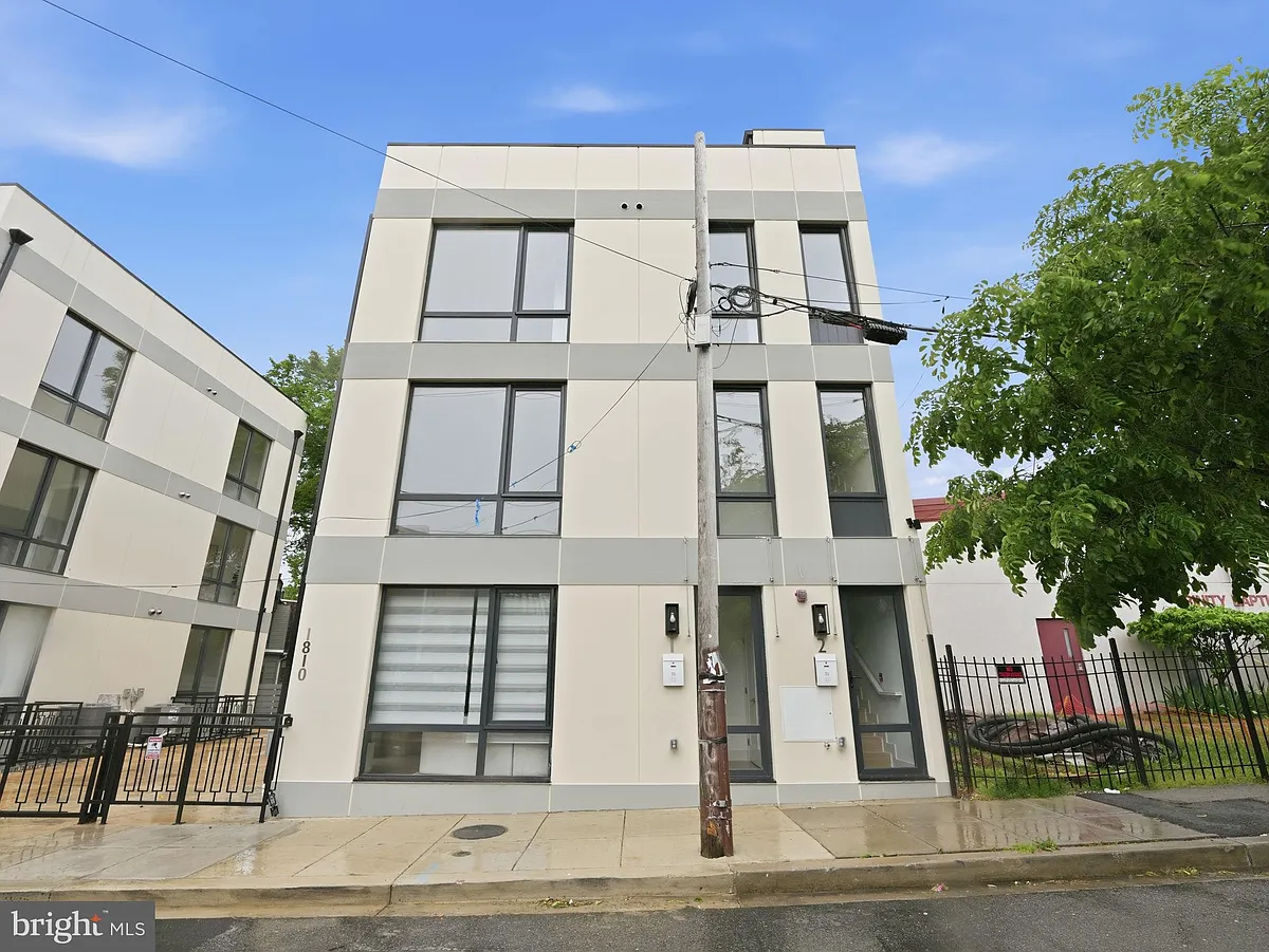 Building Photo - 1810 Central Pl NE #2