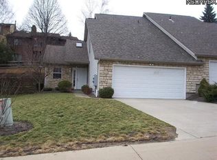 110 Falling Water Cir, Munroe Falls, OH 44262