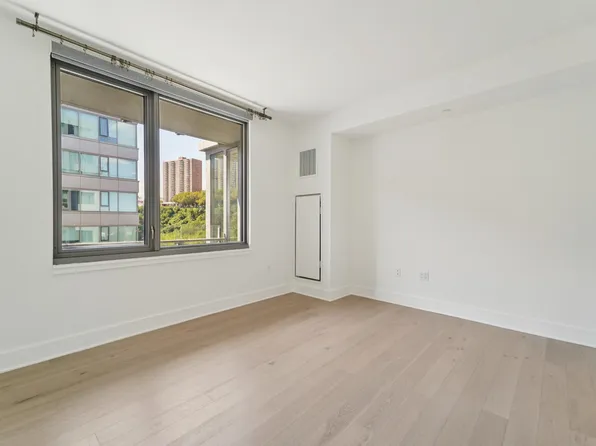 9 Avenue At Port Imperial image 19 of 47