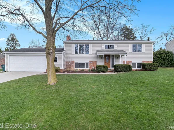 3560 Newgate Dr, Troy, MI 48084