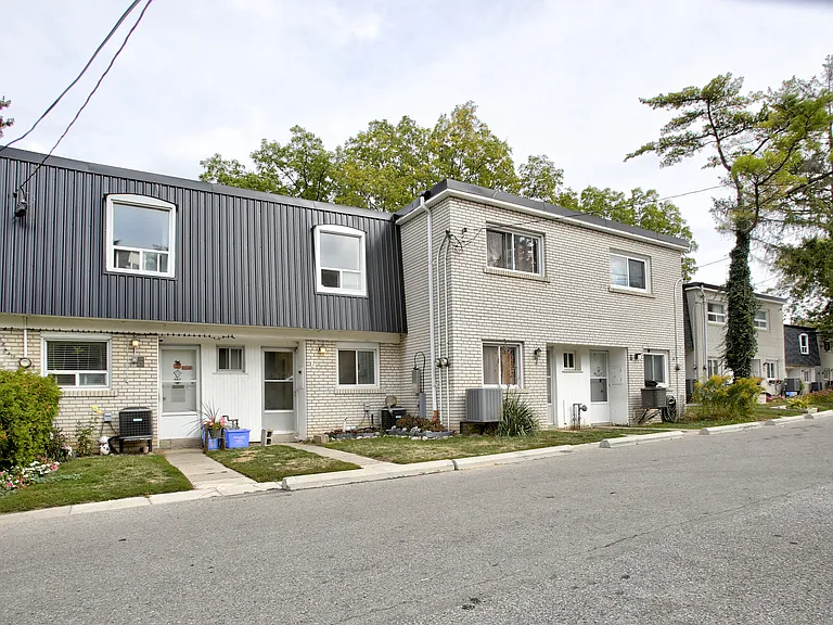 200 Lakeshore Rd W — Photo 3
