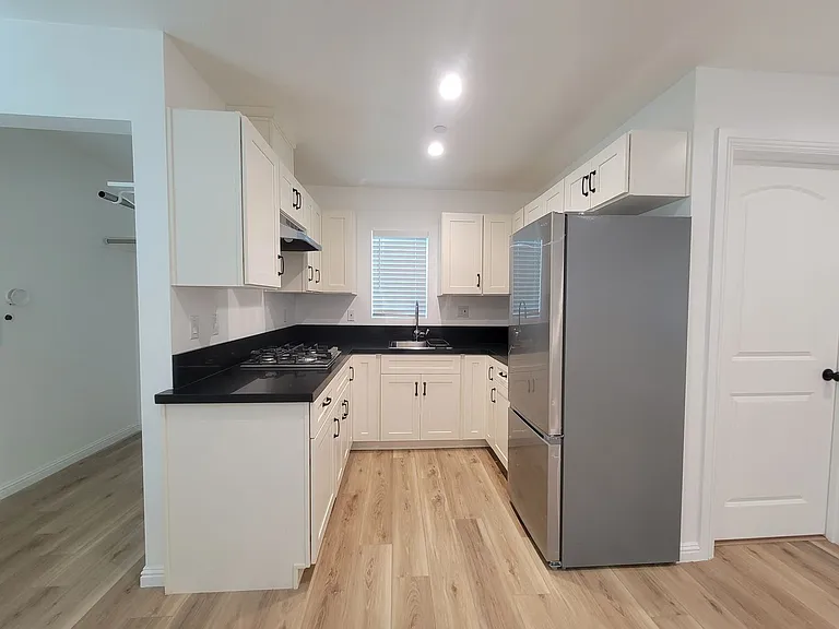 11325 Martha St — Photo 7