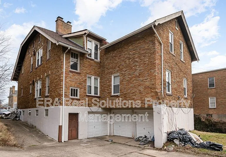 979 Burton Ave — Photo 16