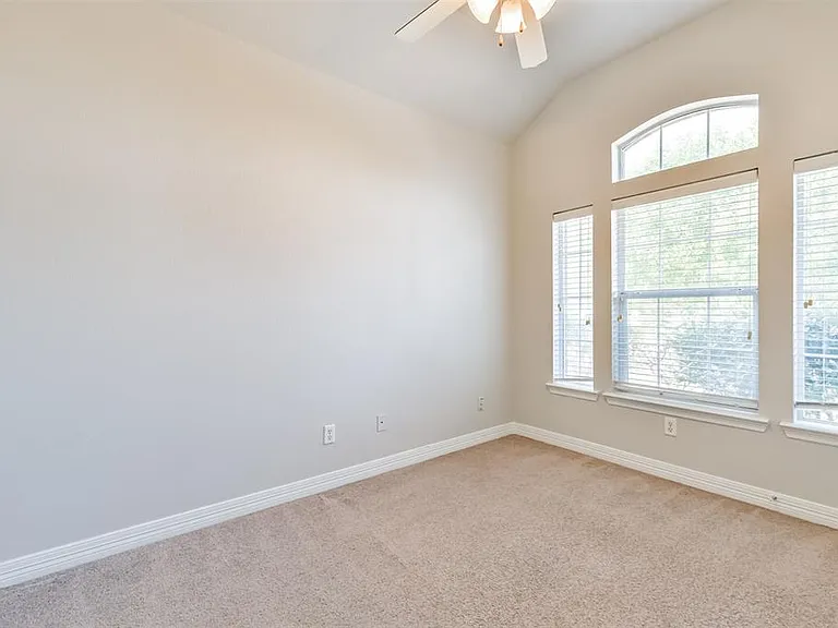 5802 Horse Prairie Dr — Photo 25