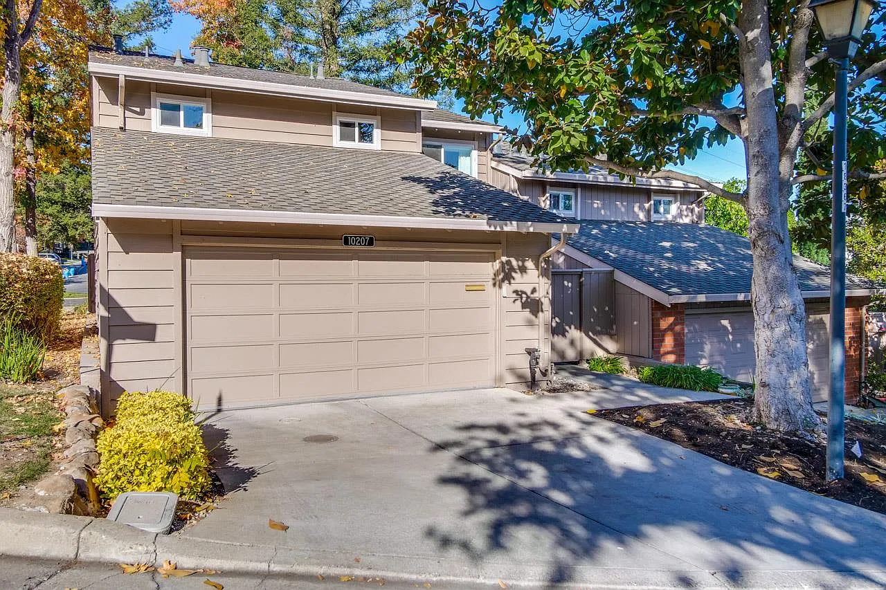 10207 Camberley Ln photo 1