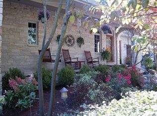 25663 N Countryside Dr, Lake Barrington, IL 60010