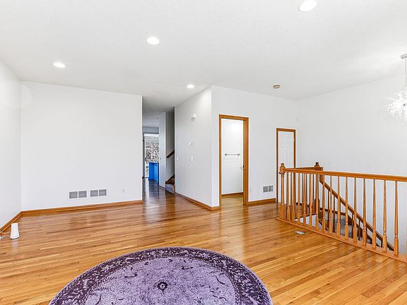 5th image of 727 2nd St NE