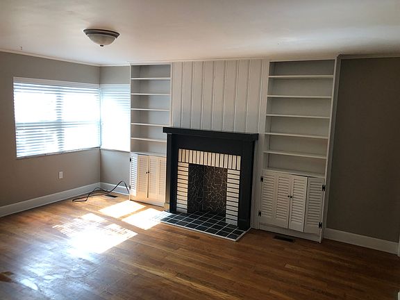 Living rm w built in shelves