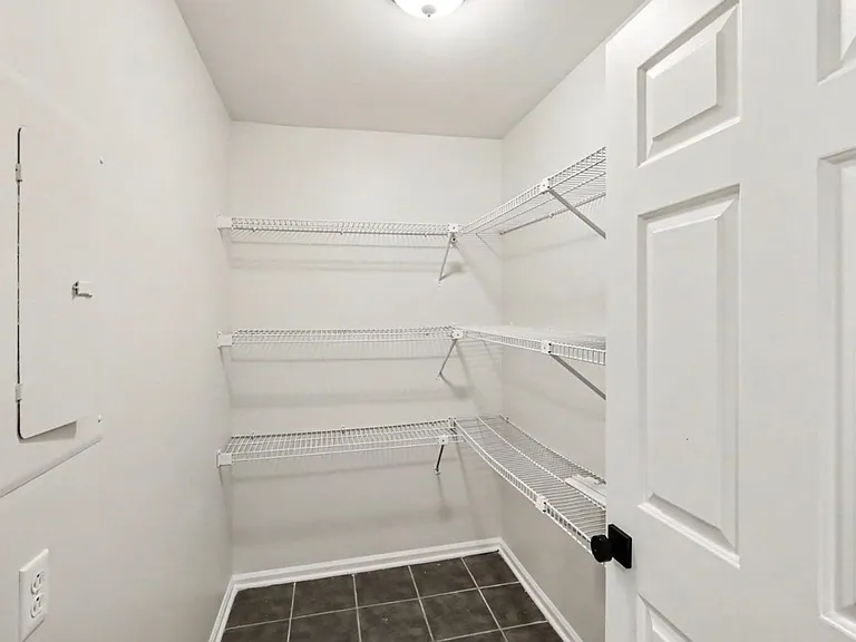213 Hillsboro Pl — Photo 6