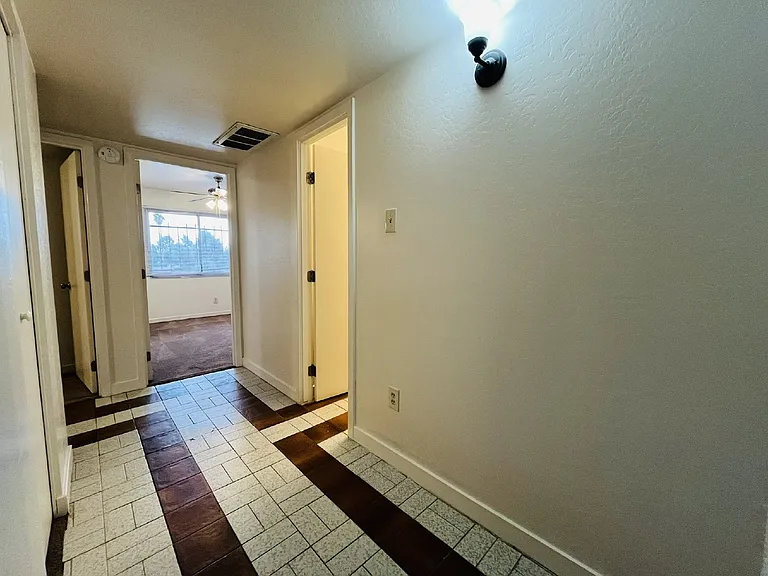 5041 N 40th Ave — Photo 11