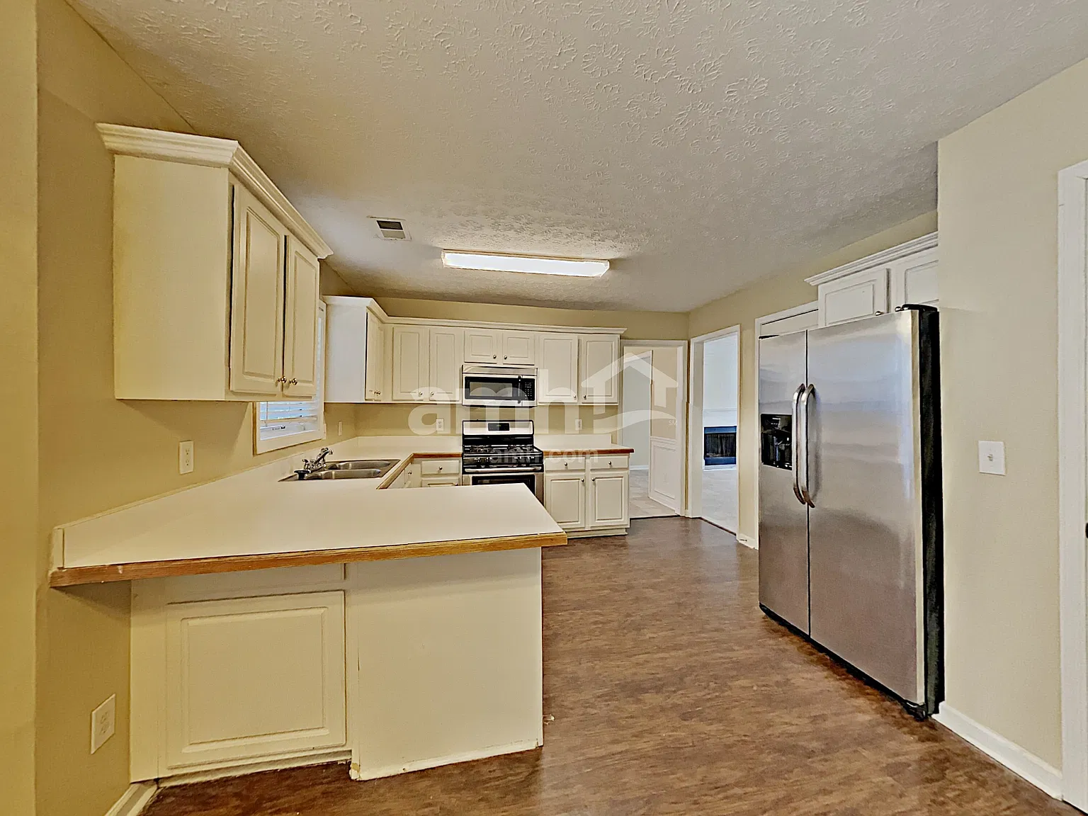 4 bed, 2.5 bath, 1989 sqft, $2,420 — Photo 4