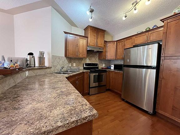 4th image of 30 SE Discovery Ridge Close SW #305