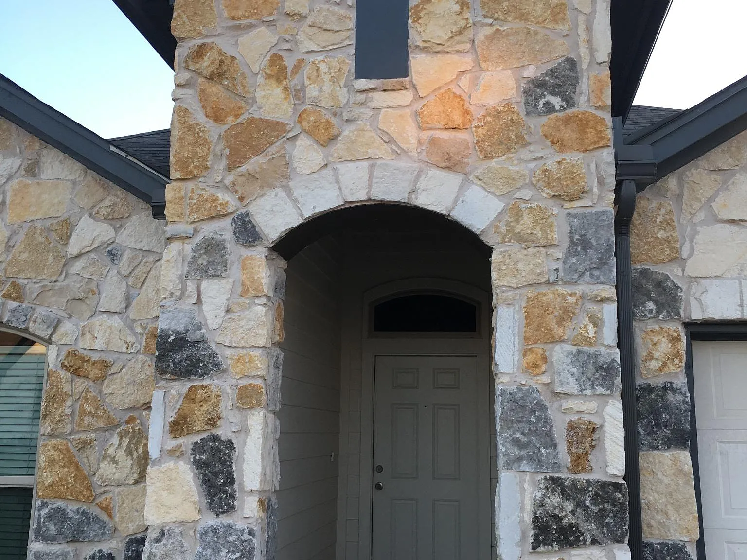 5 bed, 2200 sqft, $2,400 — Photo 4