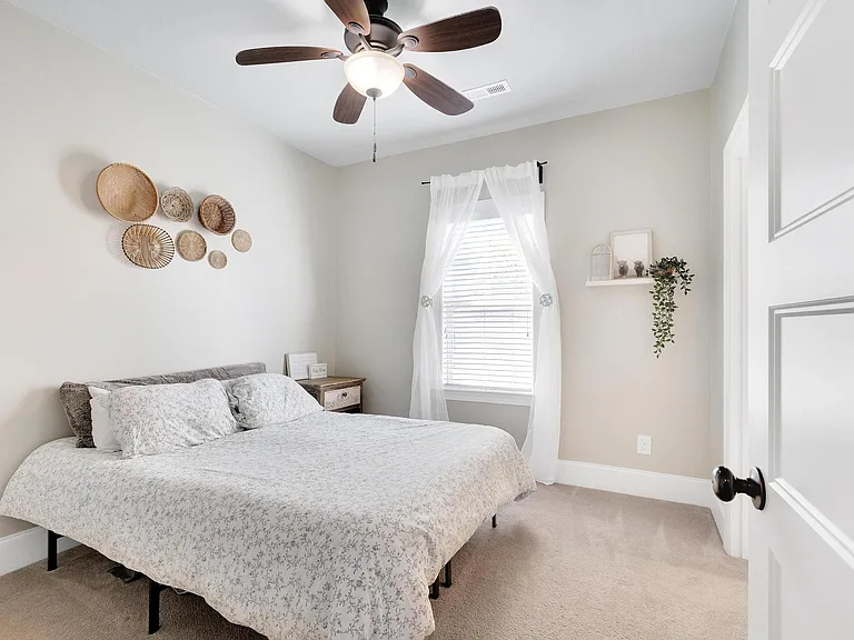 302 Huxton Ct — Photo 14