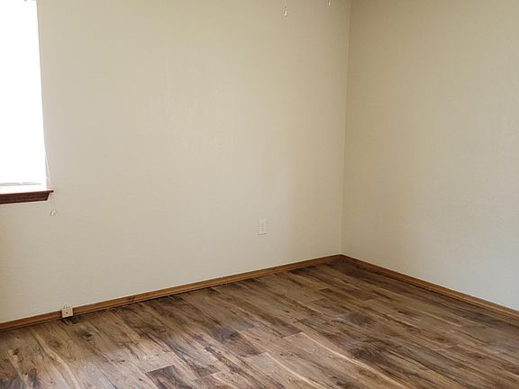 2nd image of 2605 NE Euclid Ave