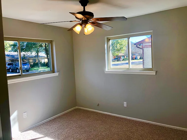913 Russell Ln — Photo 6