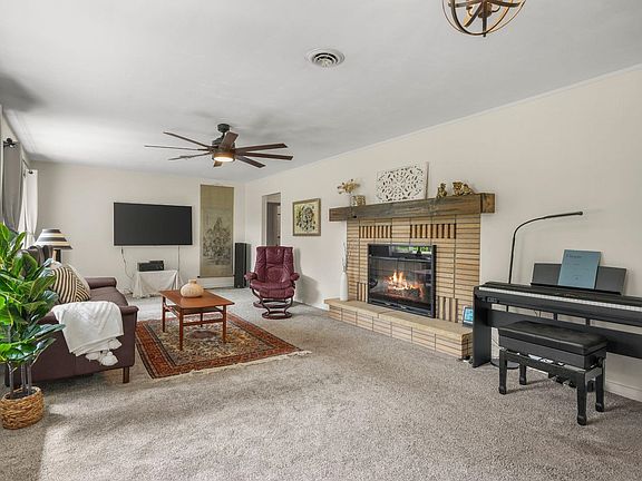 3rd image of 301 Valley View St