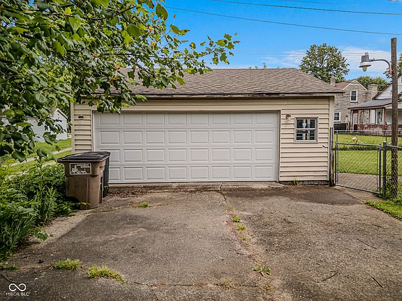 5th image of 1902 Gilmore St