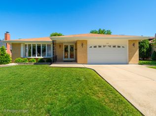 818 Chestnut Ln, Darien, IL 60561