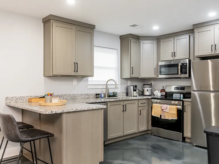 1422 E Elm St #1 — Photo 3